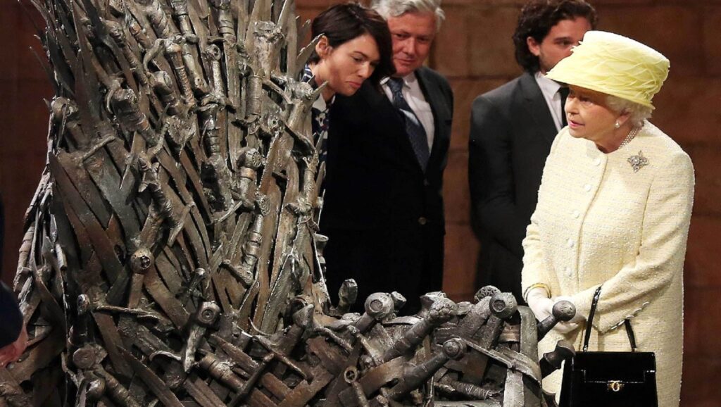 La Reina de Inglaterra mirando el trono de hierro de "Juego de Tronos"