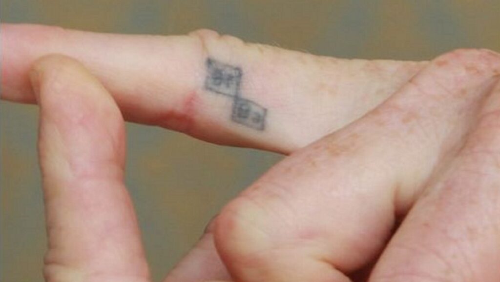 Tatuaje en el dedo de Bryan Cranston con el logo de "Breaking Bad"