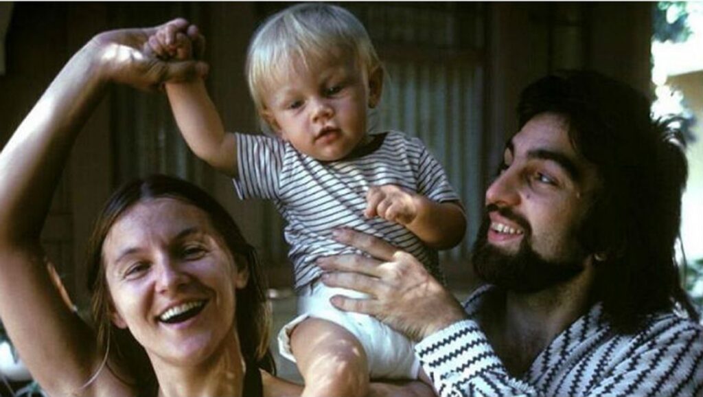 Leonardo DiCaprio con sus padres cuando era niño