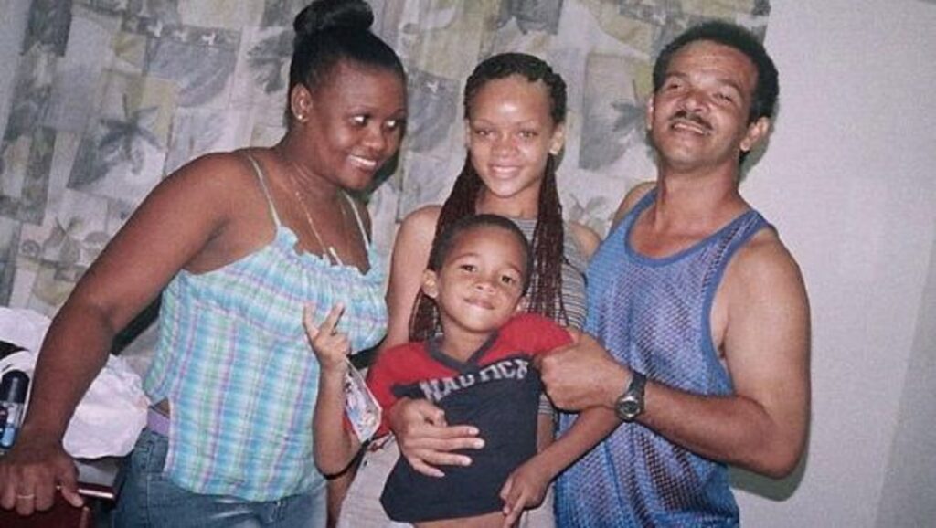 Rihanna con su familia cuando era niña