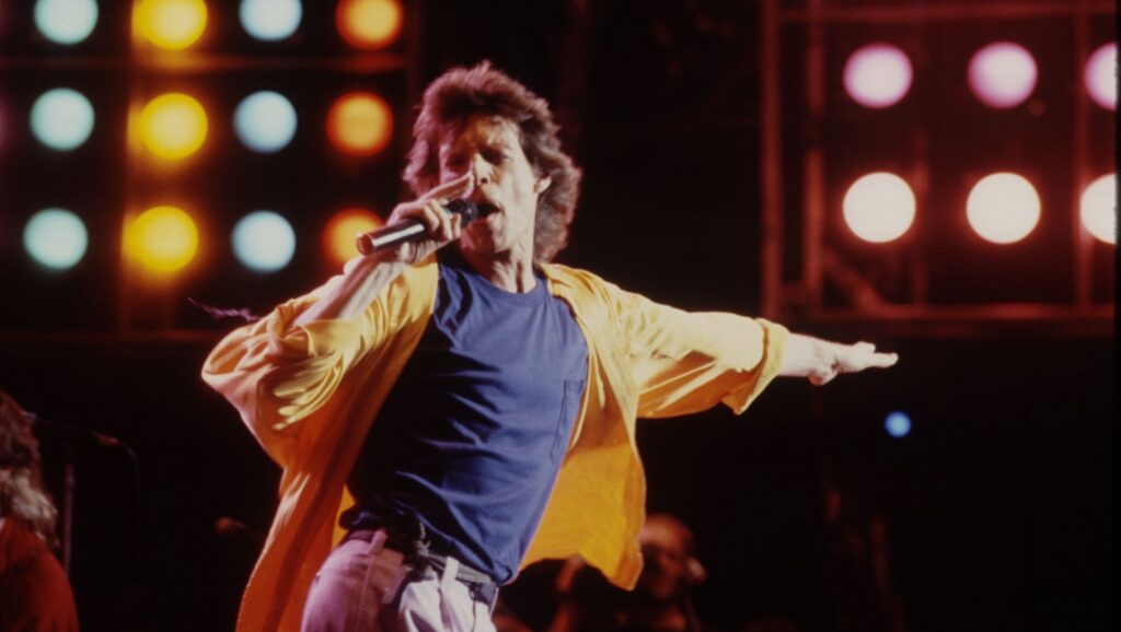 Mick Jagger bailando y cantando