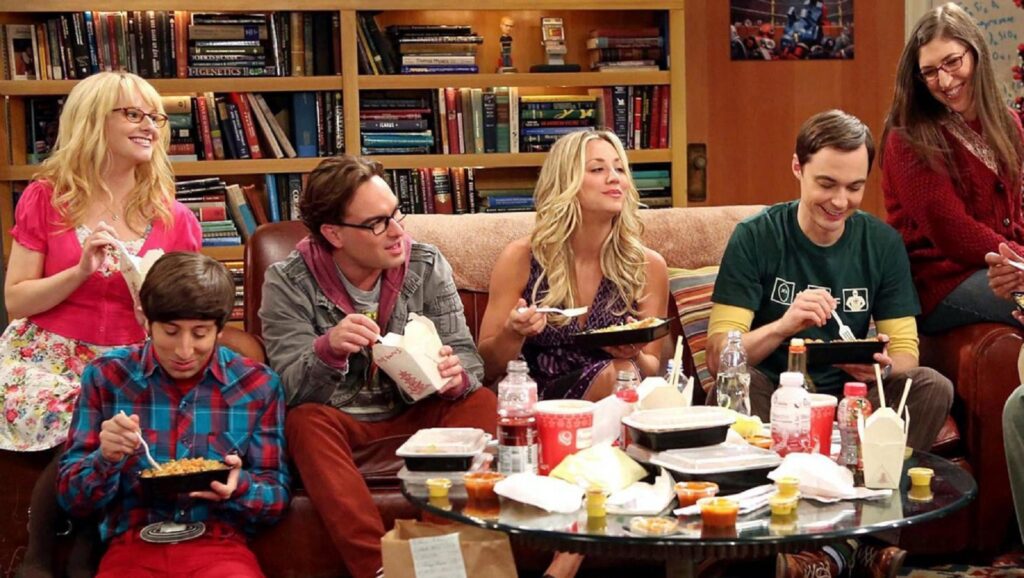 Escena de "The Big Bang Theory" con todos comiendo