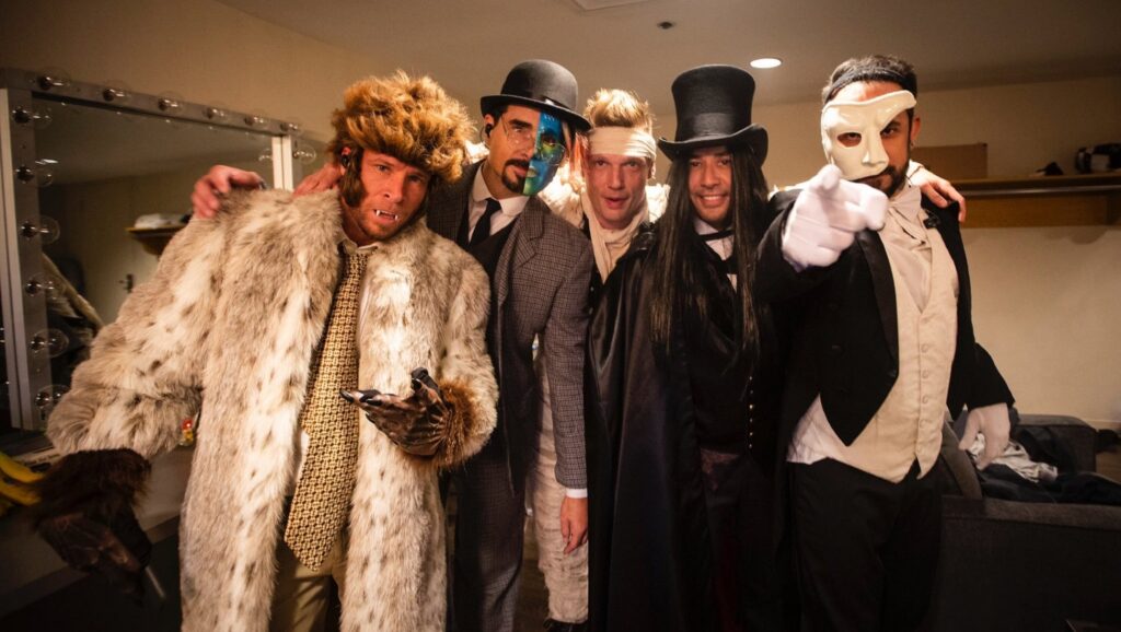 Backstreet Boys con los disfraces del vídeo "Everybody"