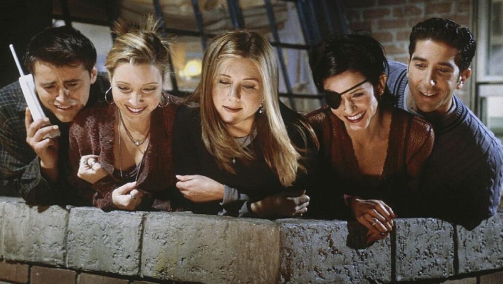 Escena de "Friends" con los protagonistas asomándose por el balcón