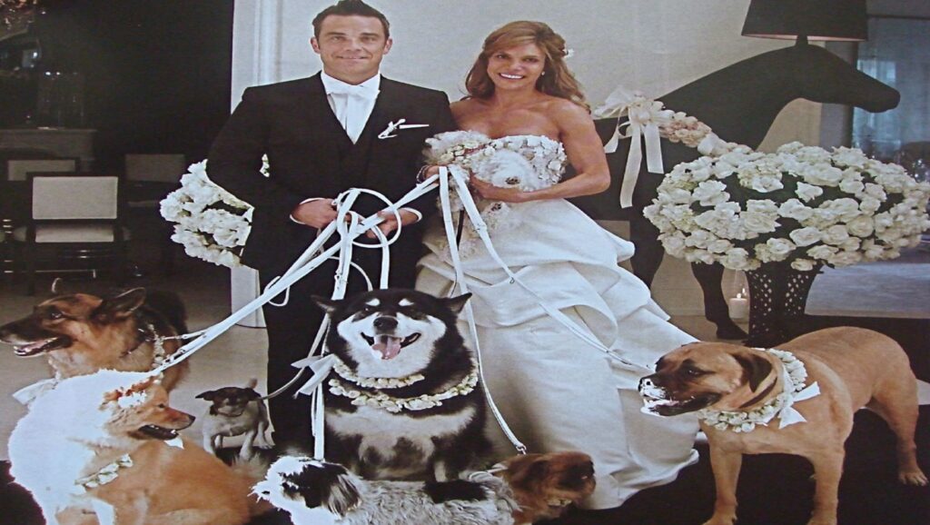 Robbie Williams y Ayda Field con sus perros el día de su boda