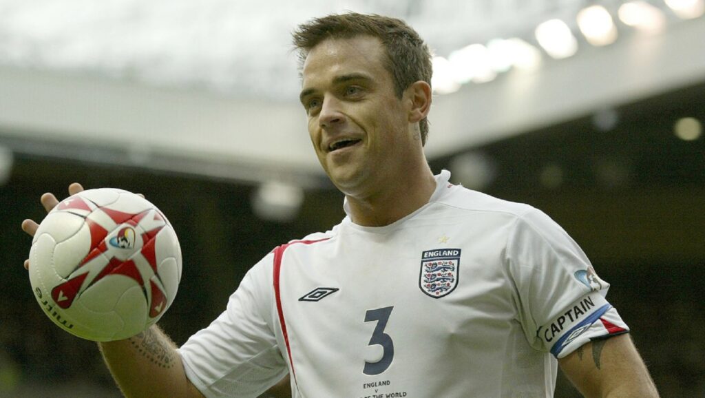 Robbie Williams jugando un partido de fútbol contra el Manchester City