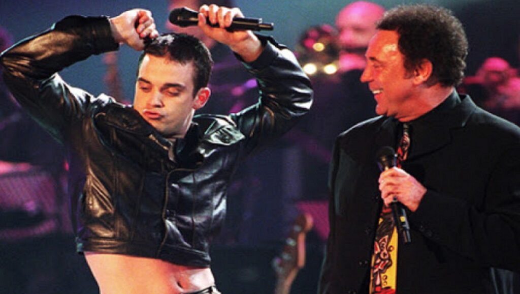 Robbie Williams y Tom Jones en un escenario