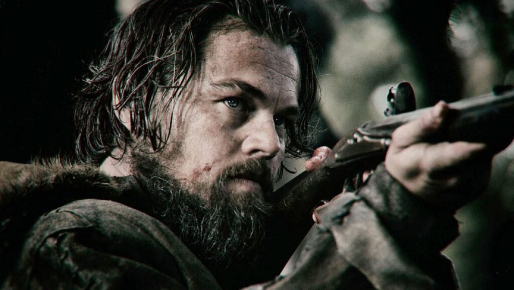 Leonardo DiCaprio apuntando con un fusil en "El Renacido"
