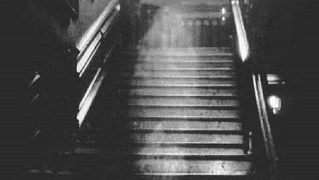 Fantasma sobre unas escaleras