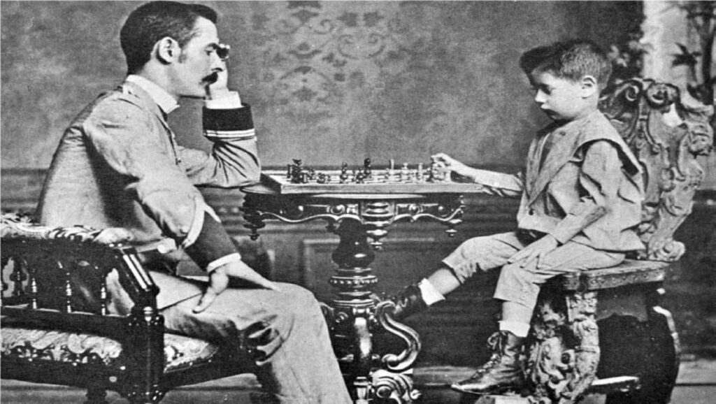 José Raúl Capablanca con 5 años jugando al ajedrez con su padre