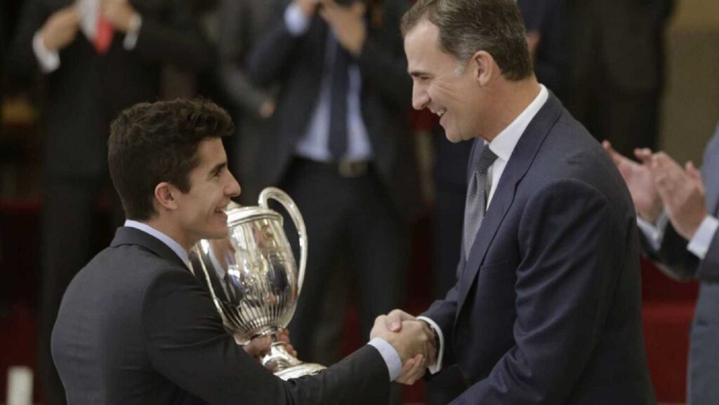 Marc Márquez,recibiendo el Premio Nacional del Deporte de Felipe VI de España