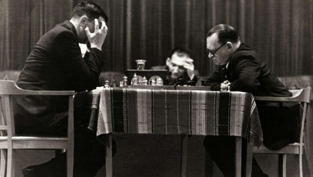 Alexander Alekhine jugando contra Max Euwe