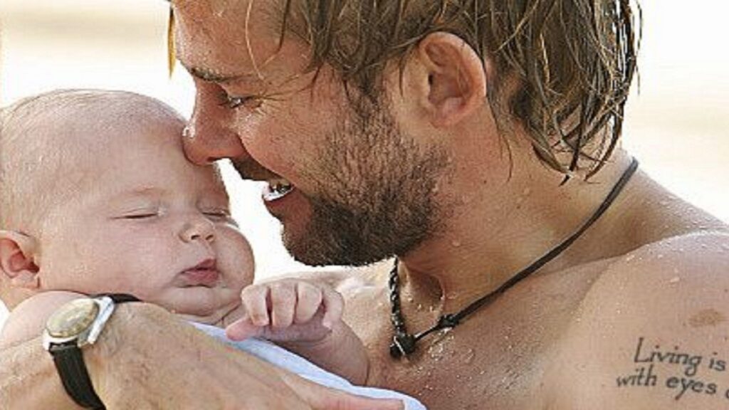 Dominic Monaghan con bebé en "Perdidos"