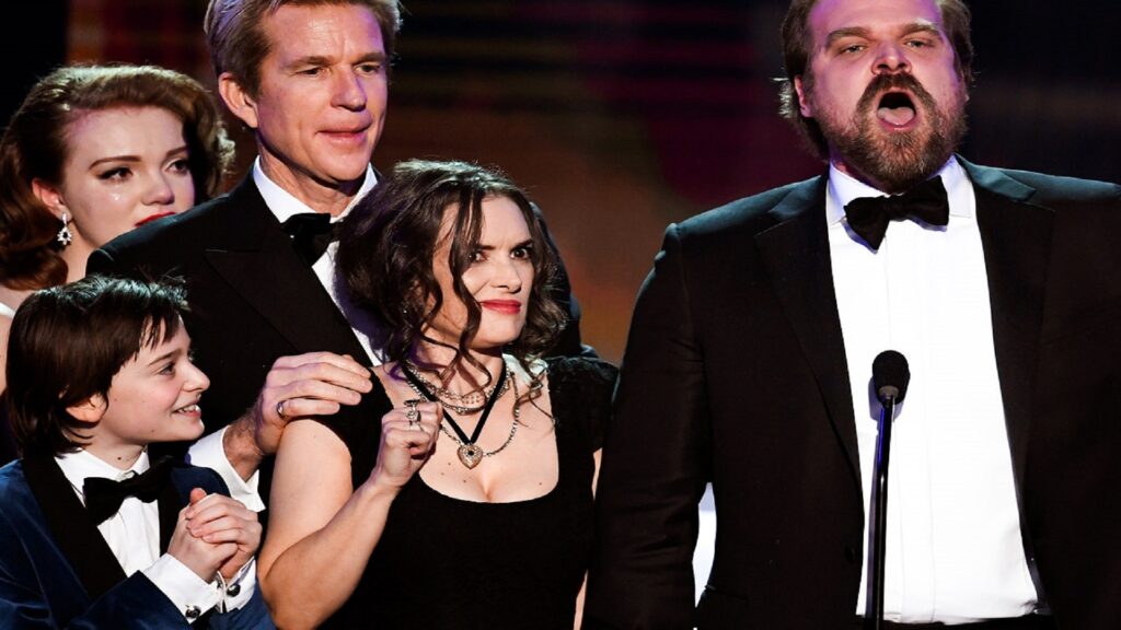 Winona Ryder haciendo gestos raros durante los SAG Awards