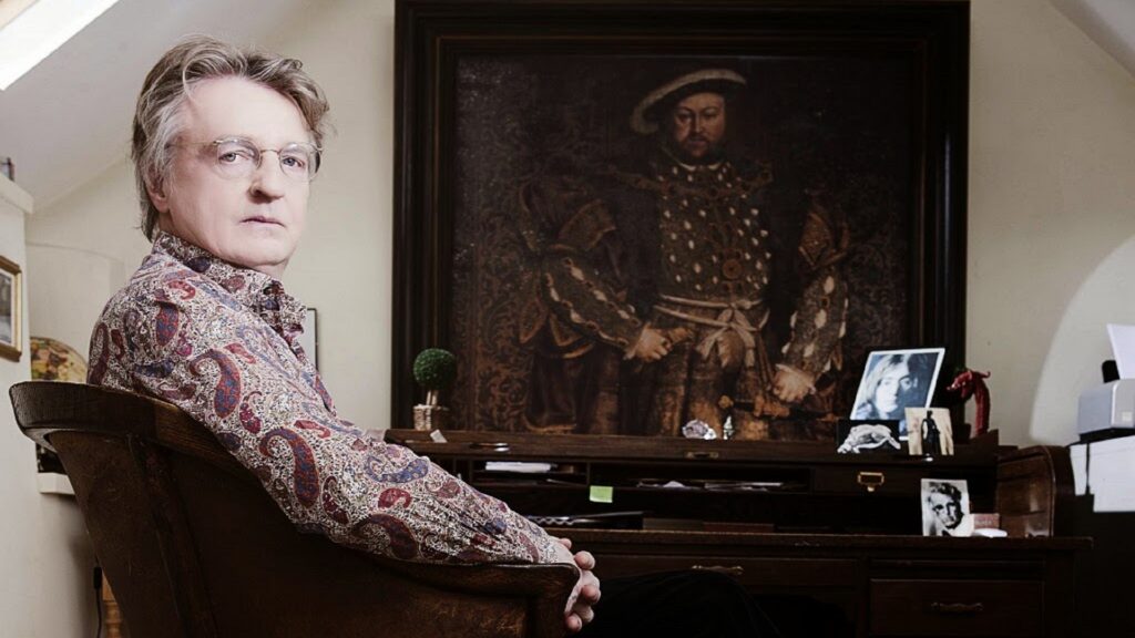 Michael Hirst delante de retrato de Enrique VIII