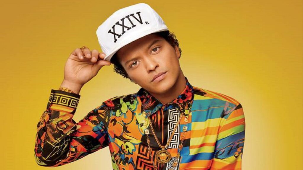 Bruno Mars con gorra XXIV
