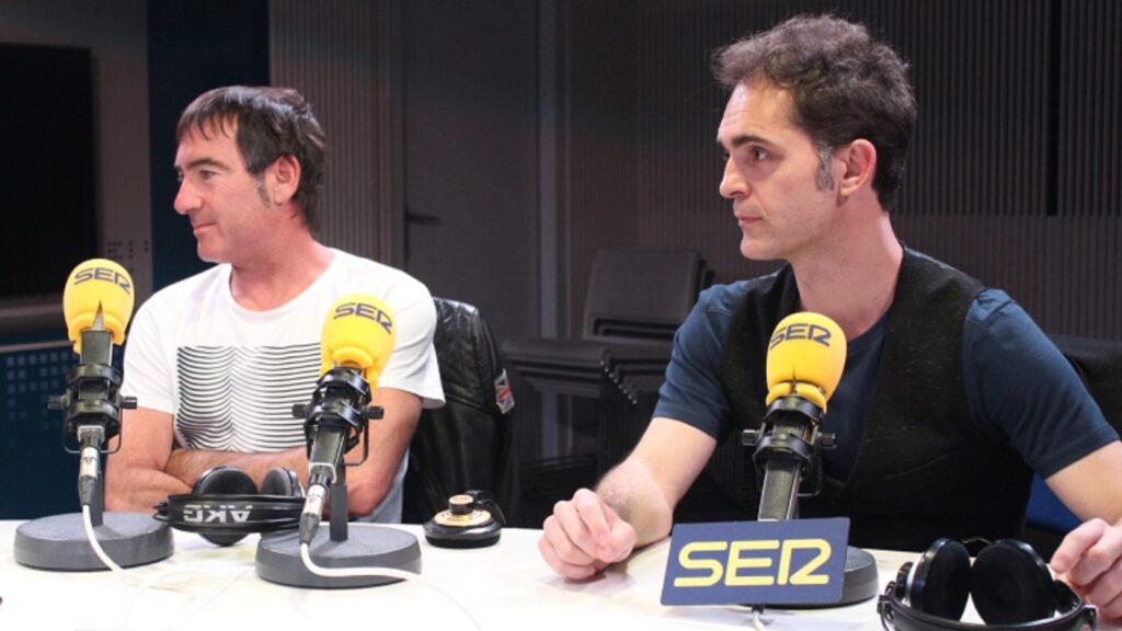 Álex Pina y Pedro Alonso durante entrevista en la radio