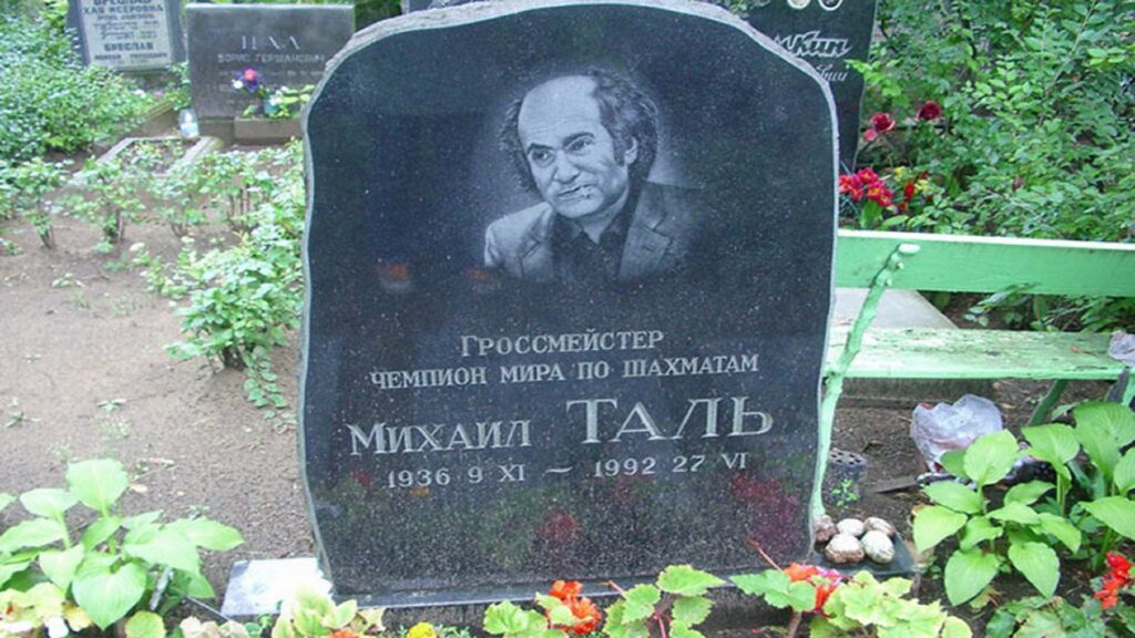 Lápida de Mijaíl Tal