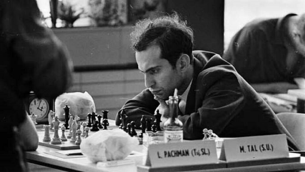 Mikhail Tal jugando una partida contra Pachman