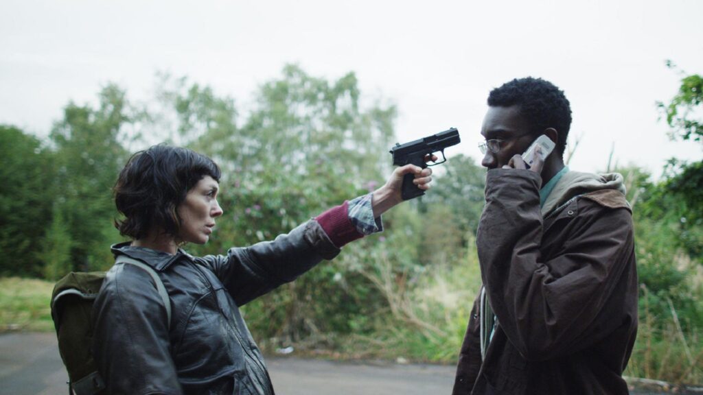 Jessica Hyde apunta con una pistola a Ian en la serie Utopía