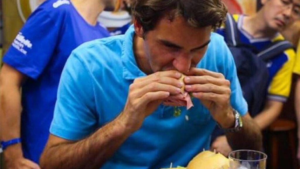 Roger Federer comiendo
