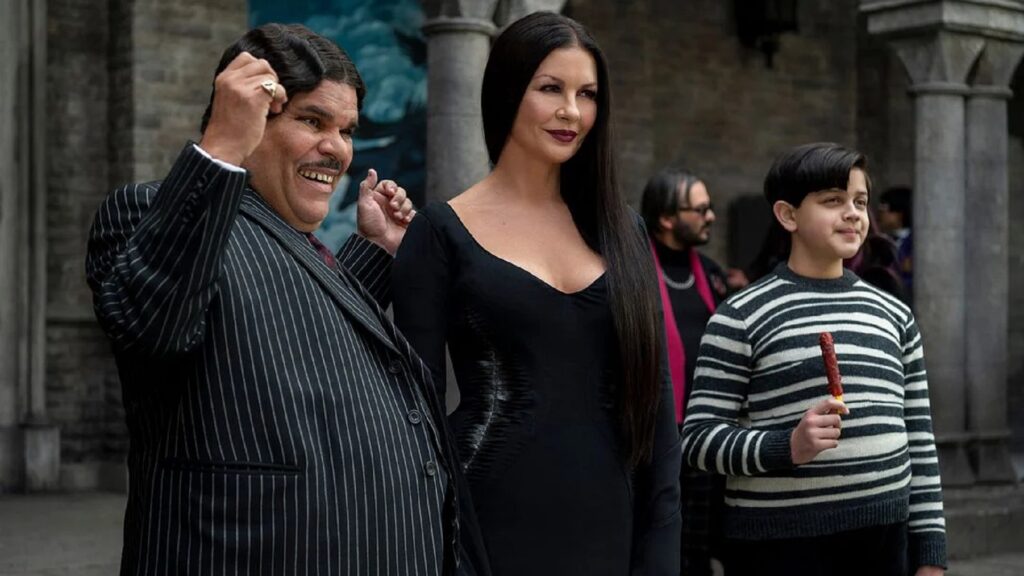 Luis Guzmán y Catherine Zeta Jones en la serie Miércoles