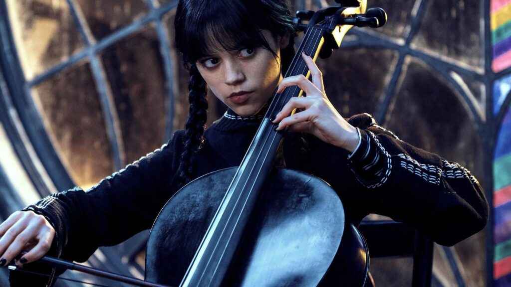 Jenna Ortega tocando el violonchelo en la serie Miércoles